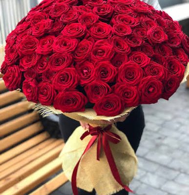Прекрасный букет из 101 красной розы